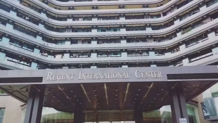 Ban đầu, tòa nhà được xây dựng với mục đích là khách sạn cao cấp. Nhưng sau đó, công trình được chuyển đổi thành khu căn hộ khổng lồ. Ảnh: TimeofIndian