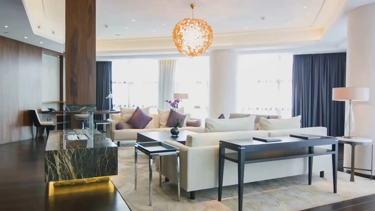 Bên trong tòa nhà có gần như đầy đủ mọi tiện ích thiết yếu của cuộc sống hằng ngày: từ siêu thị, khu ẩm thực lớn, quán cà phê, phòng tập gym, hồ bơi cho đến tiệm cắt tóc... thậm chí có cả trường học, bệnh viện. Ảnh: Tiktok