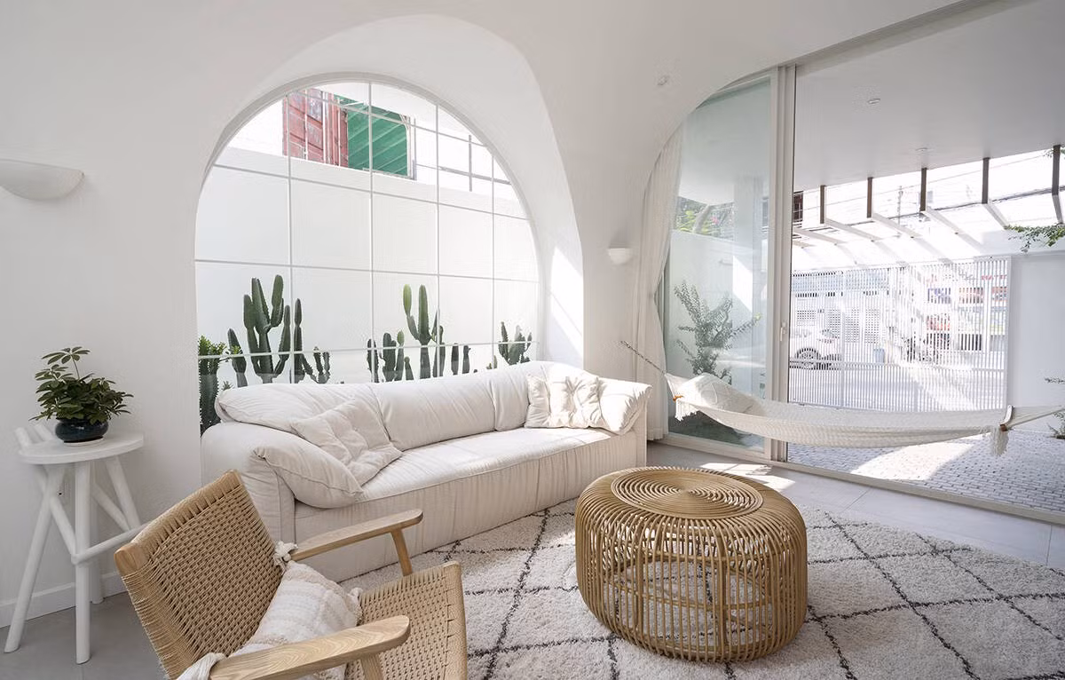 Phòng khách được vây quanh bởi cây xanh và ánh sáng tự nhiên. Ảnh: Goku