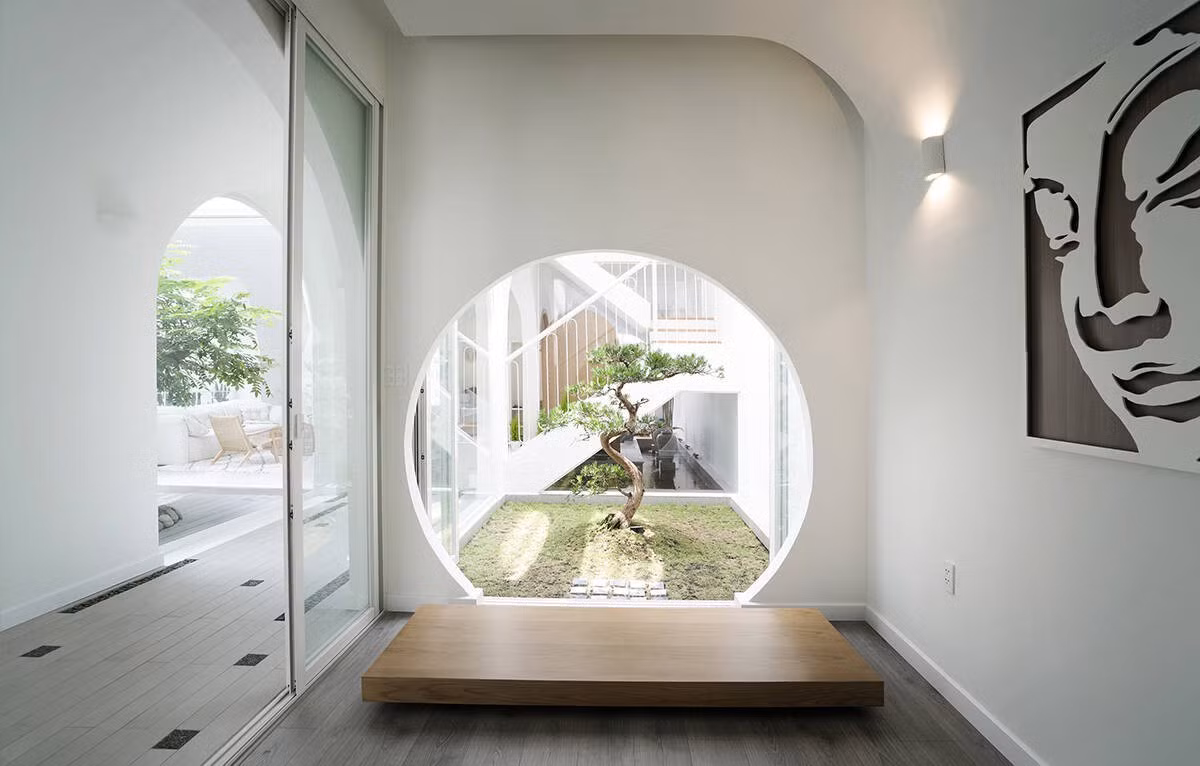 Nội thất không cầu kỳ hay màu sắc rực rỡ. Tất cả đơn giản với gam màu trắng, xám và chất liệu gỗ thô mộc. Ảnh: Goku >>> Mời độc giả xem video: Hà Nội kiểm tra hơn 1.000 căn biệt thự cũ. Nguồn: VTV24