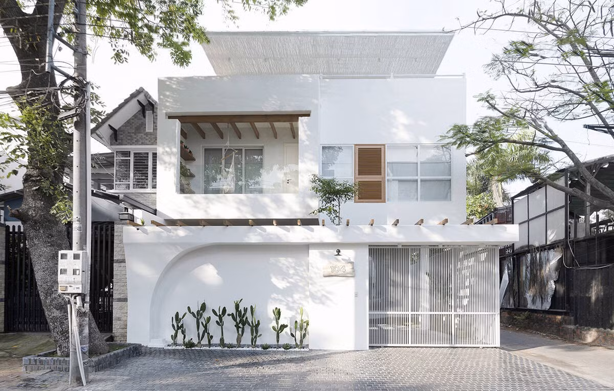 Toạ lạc trên một khu phố tại phường Thủ Dầu Một (TP HCM), Kavya House được thiết kế cho một gia đình trẻ đang kiếm tìm sự cân bằng giữa nhịp sống hiện đại và hơi thở thiên nhiên. Ảnh: Goku