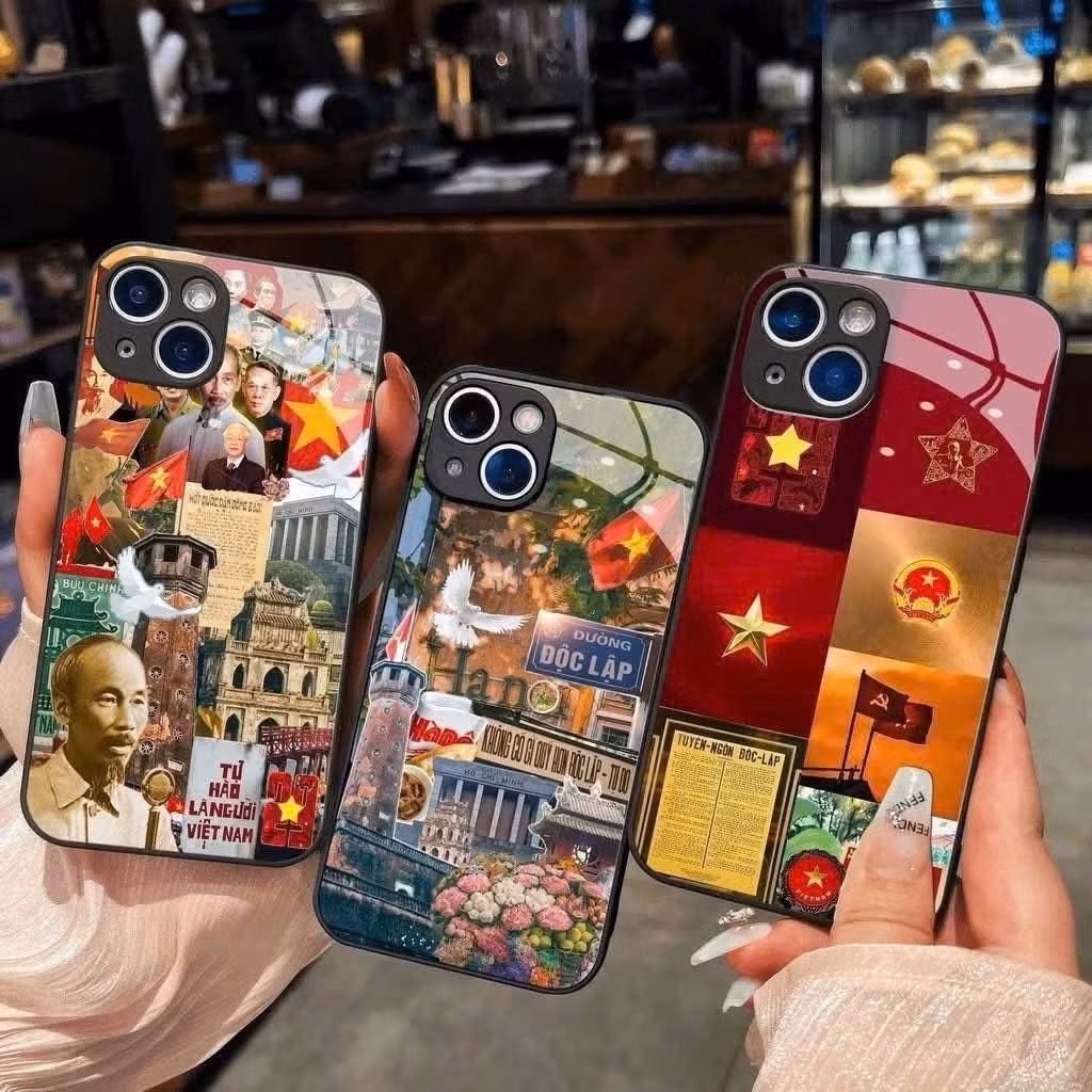 Ngoài áo, khăn, mũ, nón... các sản phẩm chào mừng Quốc khánh phong phú, đa dạng hơn với đủ loại sản phẩm như ốp lưng điện thoại, ly giữ nhiệt... Ảnh: Facebook