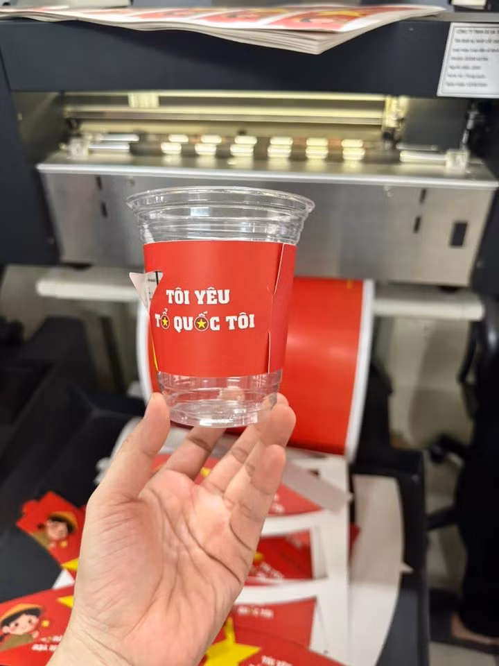 Trên thị trường, các sản phẩm in hình cờ đỏ sao vàng được bán rộng khắp tại nhiều cửa hàng, góc phố. Ảnh: Facebook