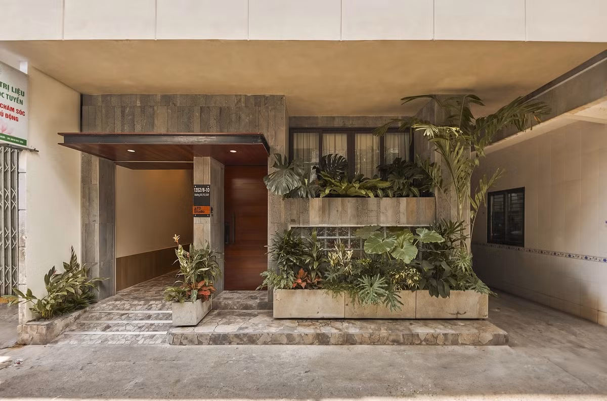 Cổng chính cũ bằng sắt với hai bộ cửa. Sau cải tạo chỉ để lại một cửa chính, vừa đủ cho một người ra vào. Ảnh: Phú Đào