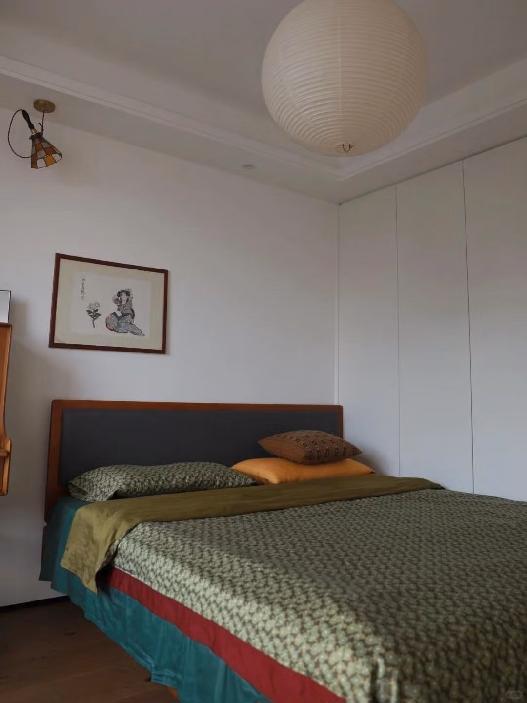 Phòng ngủ bài trí đơn giản với giường đôi lớn, phủ chăn gối hoa văn nhẹ nhàng, mang cảm giác ấm áp. Ảnh: Toutiao