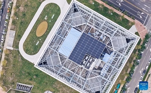 Khác với các tòa nhà truyền thống sử dụng tấm pin mặt trời trên mái, tòa tháp này tích hợp các tấm rèm kính quang điện trên các mặt đông, nam và tây. Ảnh: Tân Hoa Xã