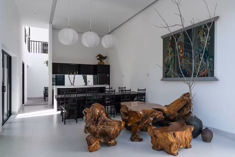 Tại khối nhà chính, không gian sinh hoạt chung được thiết kế mở. Sắc trắng nền nã được chọn làm gam màu chủ đạo. Ảnh: 6717 studio