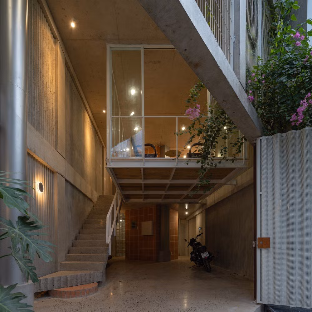 Tầng trệt và tầng lửng thiết kế thông thoáng với các vách ngăn tối thiểu, tạo sự chuyển tiếp liền mạch từ ngõ vào nhà. Ảnh: Quang Dam