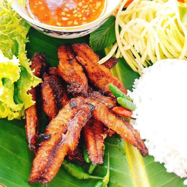 Bên cạnh đó, loài cá này còn được người dân sáng tạo thành khô cá lau kiếng. Ảnh: Internet