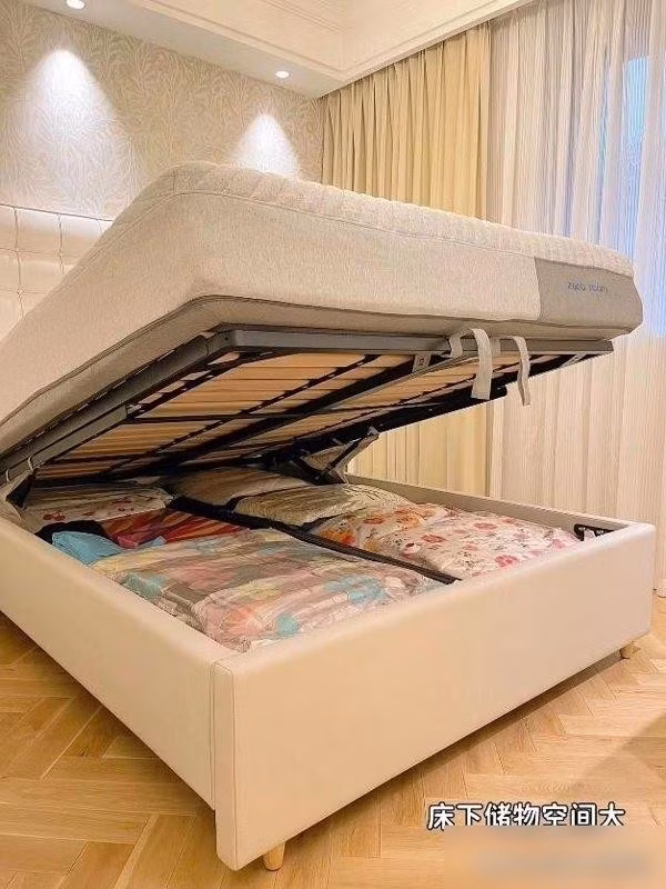 Giường phòng ngủ bố mẹ có hộc nâng để cất đồ mà không cần tủ lớn. Ảnh: Sohu