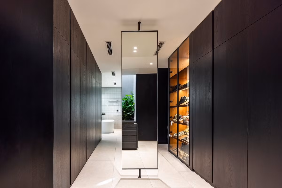 Phòng thay đồ rộng rãi và hiện đại. Ảnh: Hiroyuki Oki