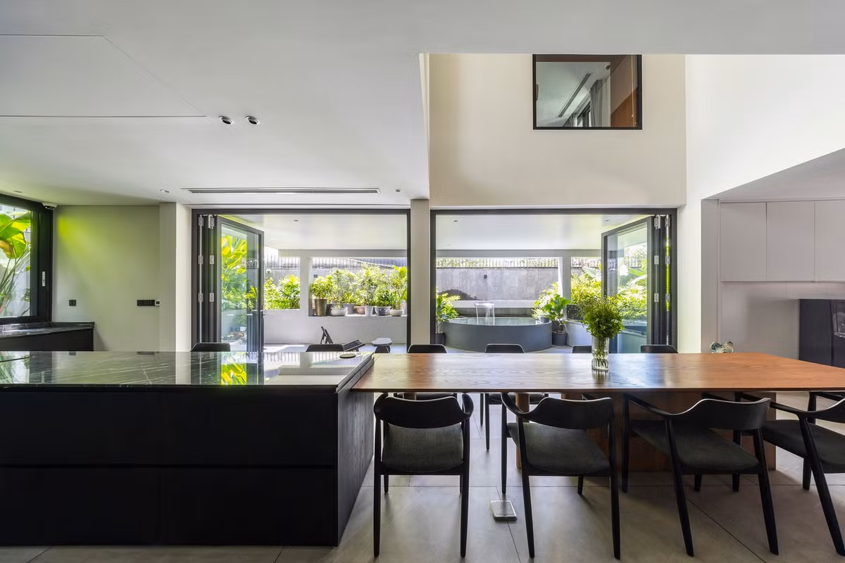 Hành lang, phòng khách, khu bếp ăn đều được bố trí lại để tối ưu thông gió, ánh sáng và cảm giác liền mạch trong sinh hoạt. Ảnh: Hiroyuki Oki