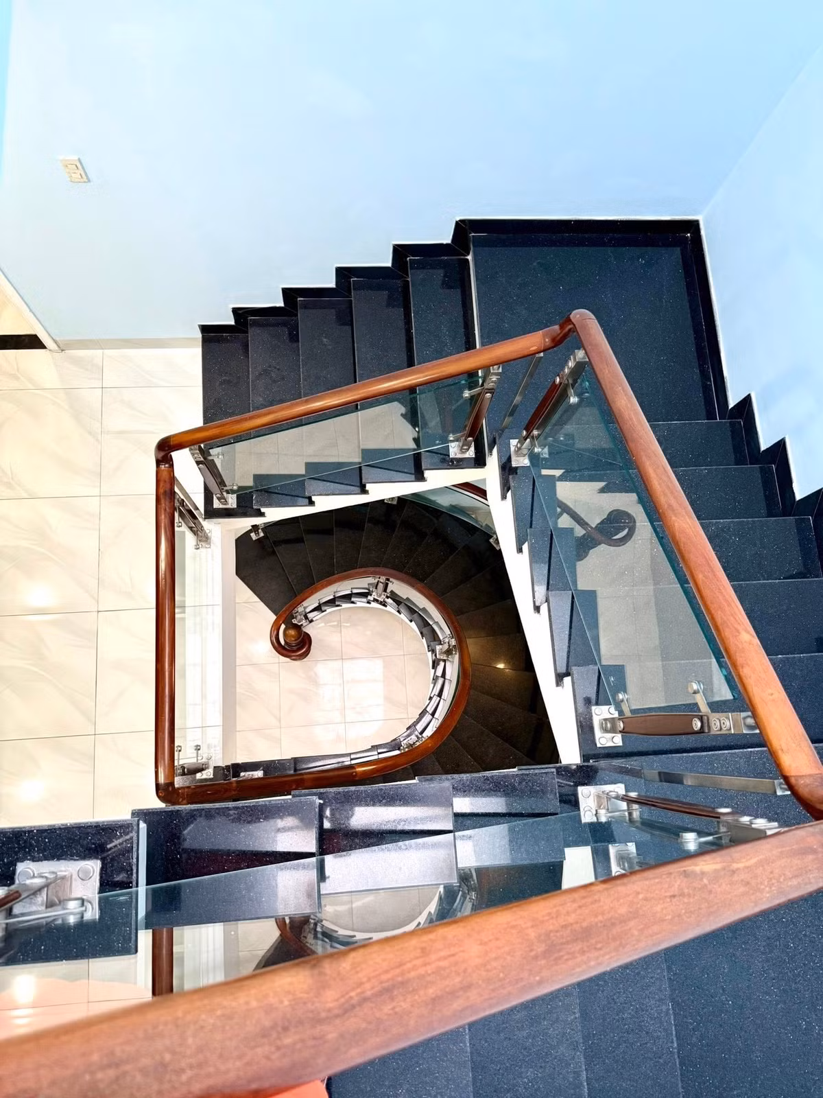 Cầu thang gỗ lan can kính. Ảnh: FBNV