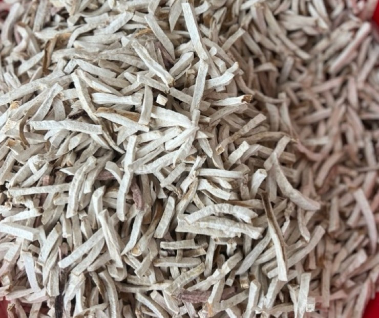 Trong ký ức nhiều thế hệ người Việt, nhất là ở miền Trung nắng gió, khoai lang khô và khoai xéo từng là món quen thuộc gắn với những ngày khó khăn, đói giáp hạt. Ảnh: Shopee