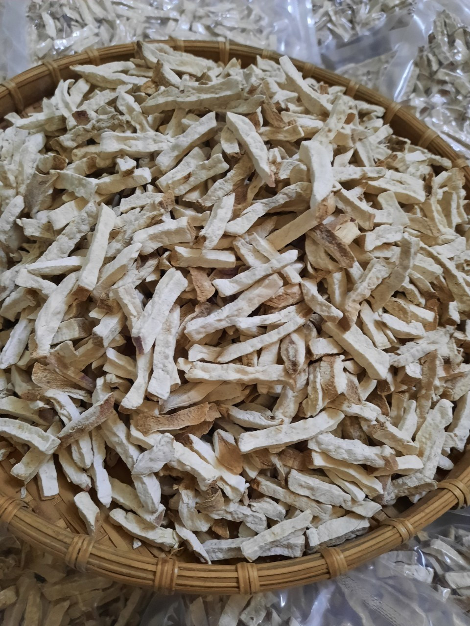 Trong khi đó, khoai khô có giá từ 45.000 – 80.000 đồng/kg, tùy chất lượng, nơi sản xuất và thương hiệu. Ảnh: Lazada