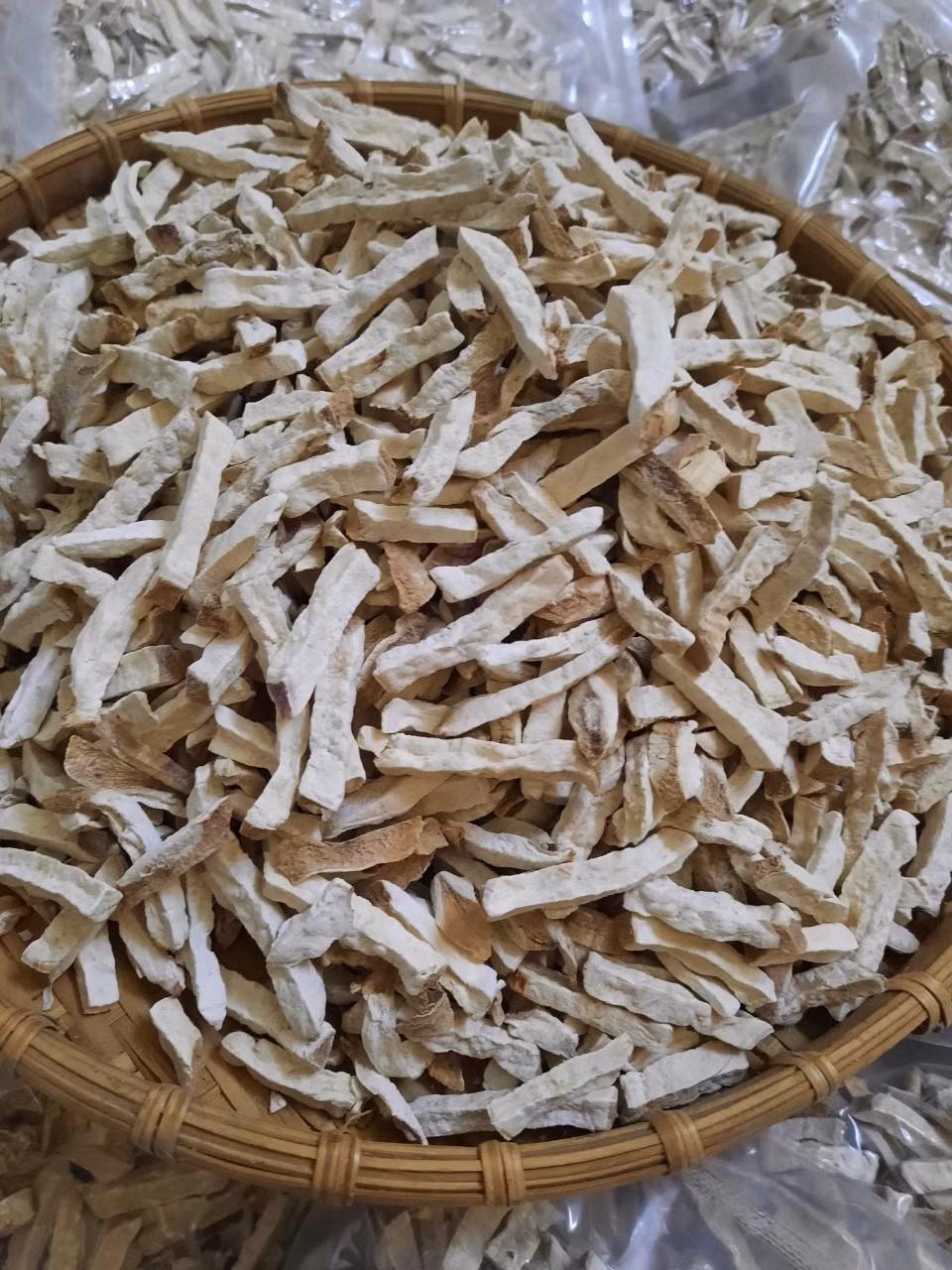 Trong khi đó, khoai khô có giá từ 45.000 – 80.000 đồng/kg, tùy chất lượng, nơi sản xuất và thương hiệu. Ảnh: Lazada