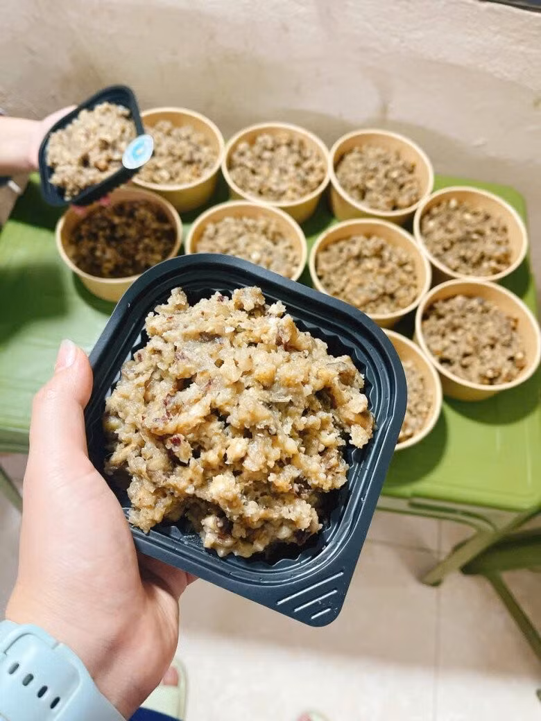 Với nhiều người trẻ thành thị, khoai xéo không chỉ là món ăn bình dị mà còn là món ăn vặt lạ miệng, giàu dinh dưỡng, dễ chế biến và phù hợp với khẩu vị hiện đại. Ảnh: Facebook