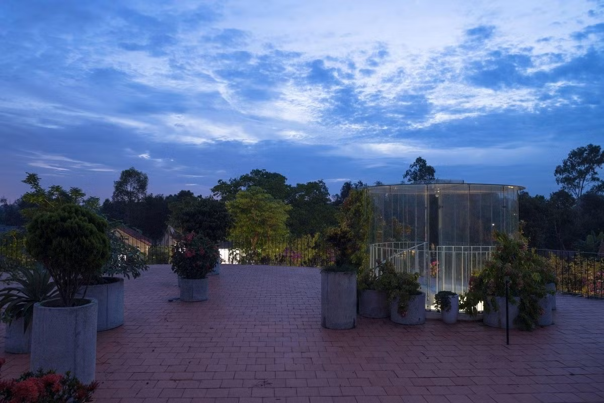 Phần mái của khối nhà chính có nhiều cây xanh che bóng mát và tạo ra các không gian đa dạng. Ảnh: Trieu Chien