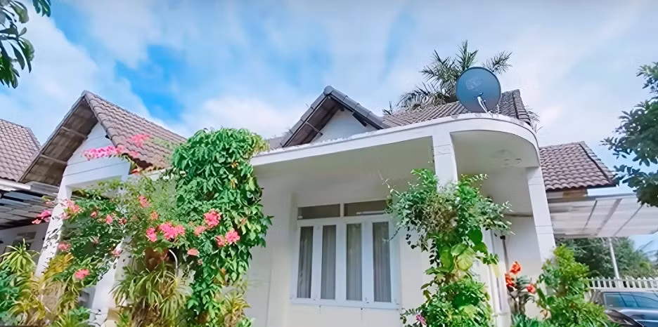 Ngôi nhà do chính nữ nghệ sĩ thiết kế theo phong cách tối giản, với gam trắng chủ đạo. Ảnh chụp màn hình