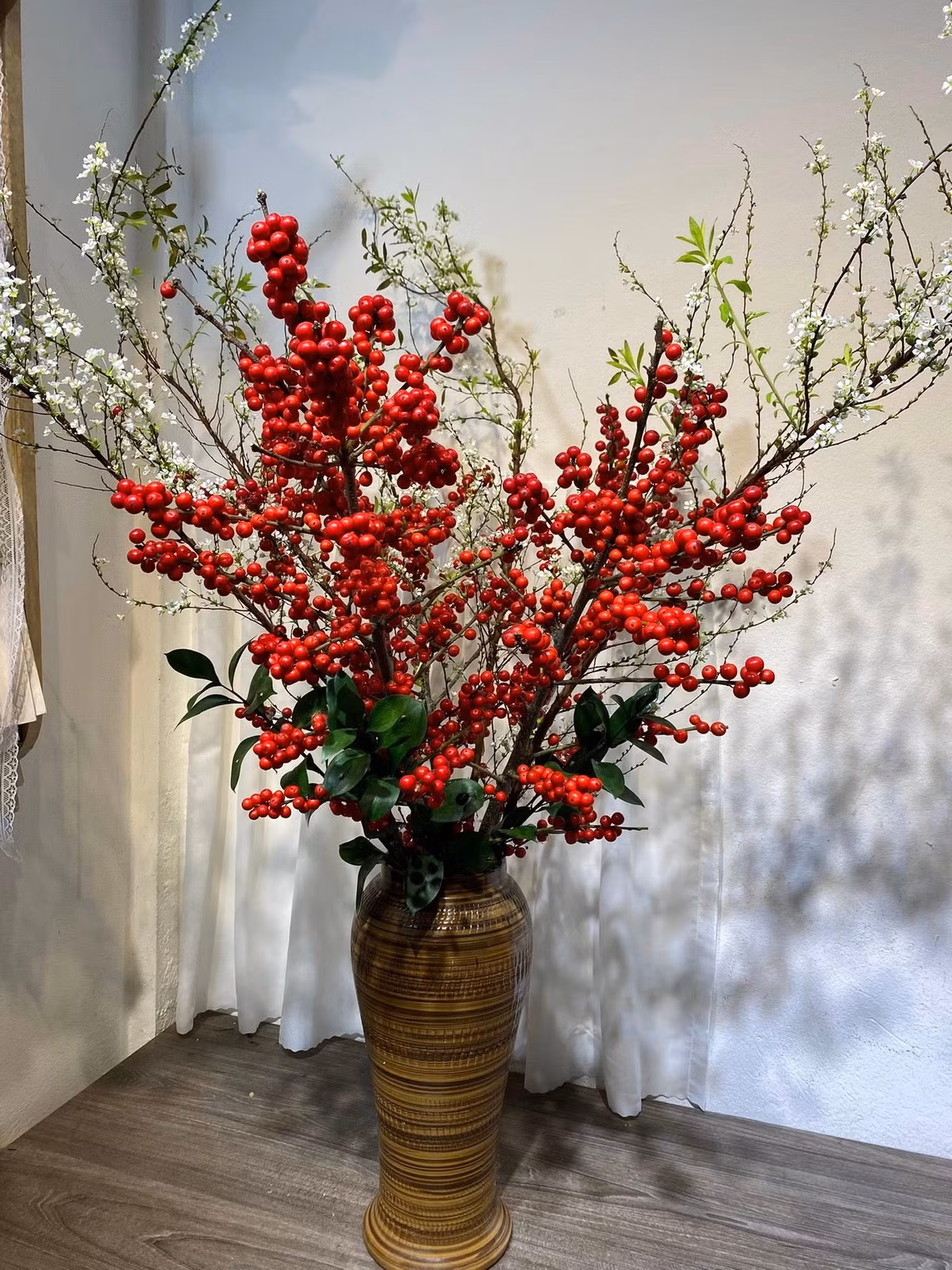 Trên chợ mạng, đào đông đỏ cũng được nhiều người rao bán giá dao động từ vài trăm đến hơn 1 triệu đồng/bó, tùy kích thước. Ảnh: Facebook