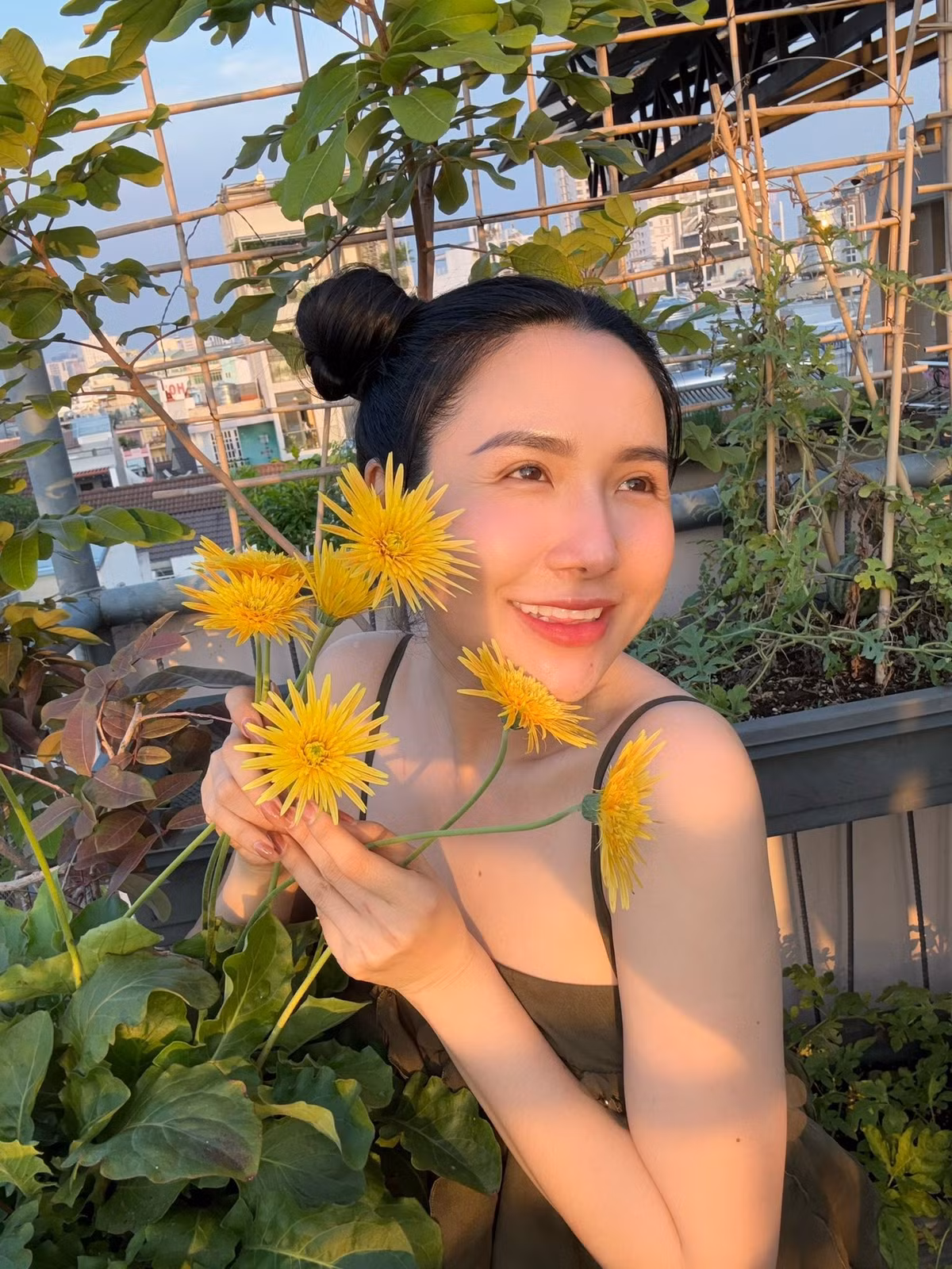 Mới đây trên trang cá nhân, nữ Tiktoker hào hứng chia sẻ về khu vườn sân thượng ngập tràn hoa trái khiến nhiều người mê mẩn. Ảnh: FB Viên Vibi