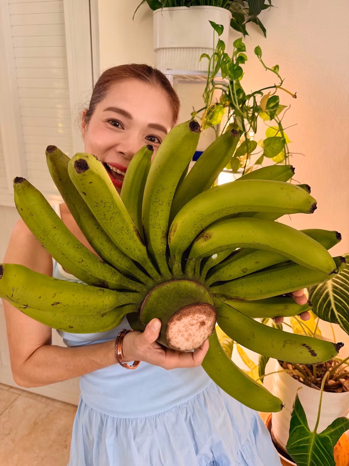 Tuy nhiên, những nông sản còn lại đủ khiến mọi người phải trầm trồ, bởi quả nào cũng to, nặng và đẹp mắt. Ảnh: FB Hoàng Thị Mỹ Lệ