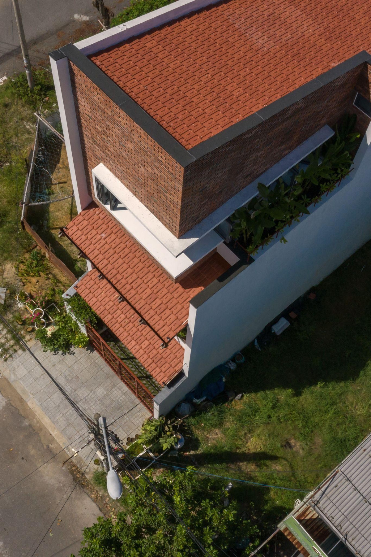 Mái cách nhiệt và tường hai lớp giúp giảm bức xạ nhiệt. Ảnh: Hoangle