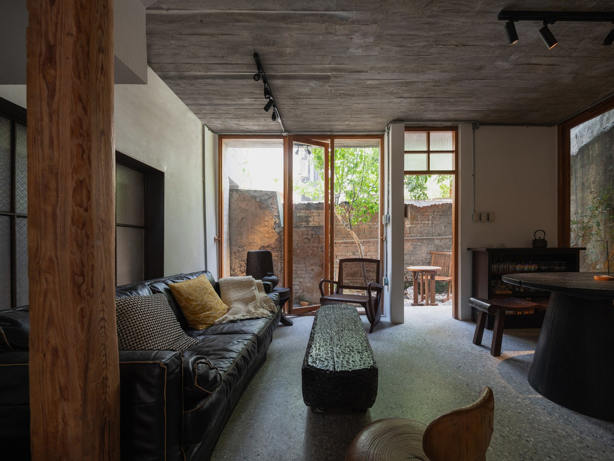 Phòng khách nổi bật với bộ sofa bọc da màu đen sang trọng. Ảnh: Ce Wang