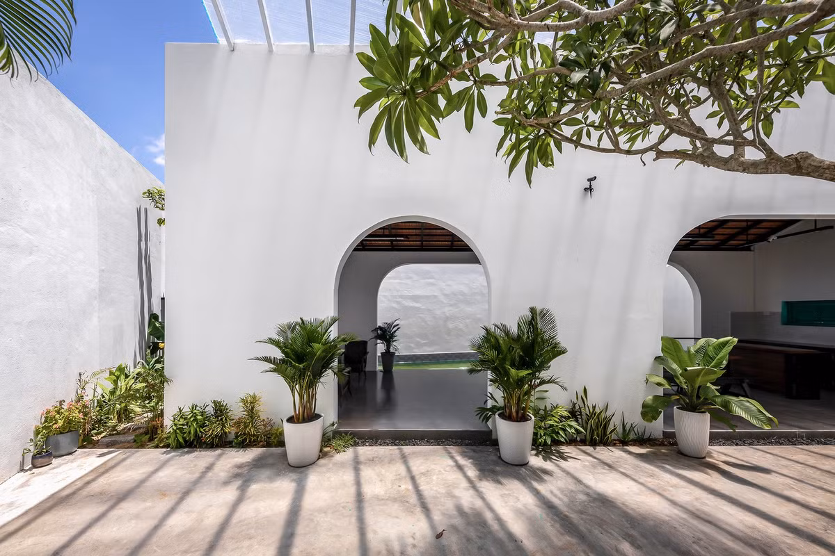 Do chi phí xây dựng có hạn và kỹ thuật thi công cửa kính khổ lớn tại địa phương bị hạn chế, kiến trúc sư không lắp kính cho các ô cửa lớn. Ảnh: Minq Bui