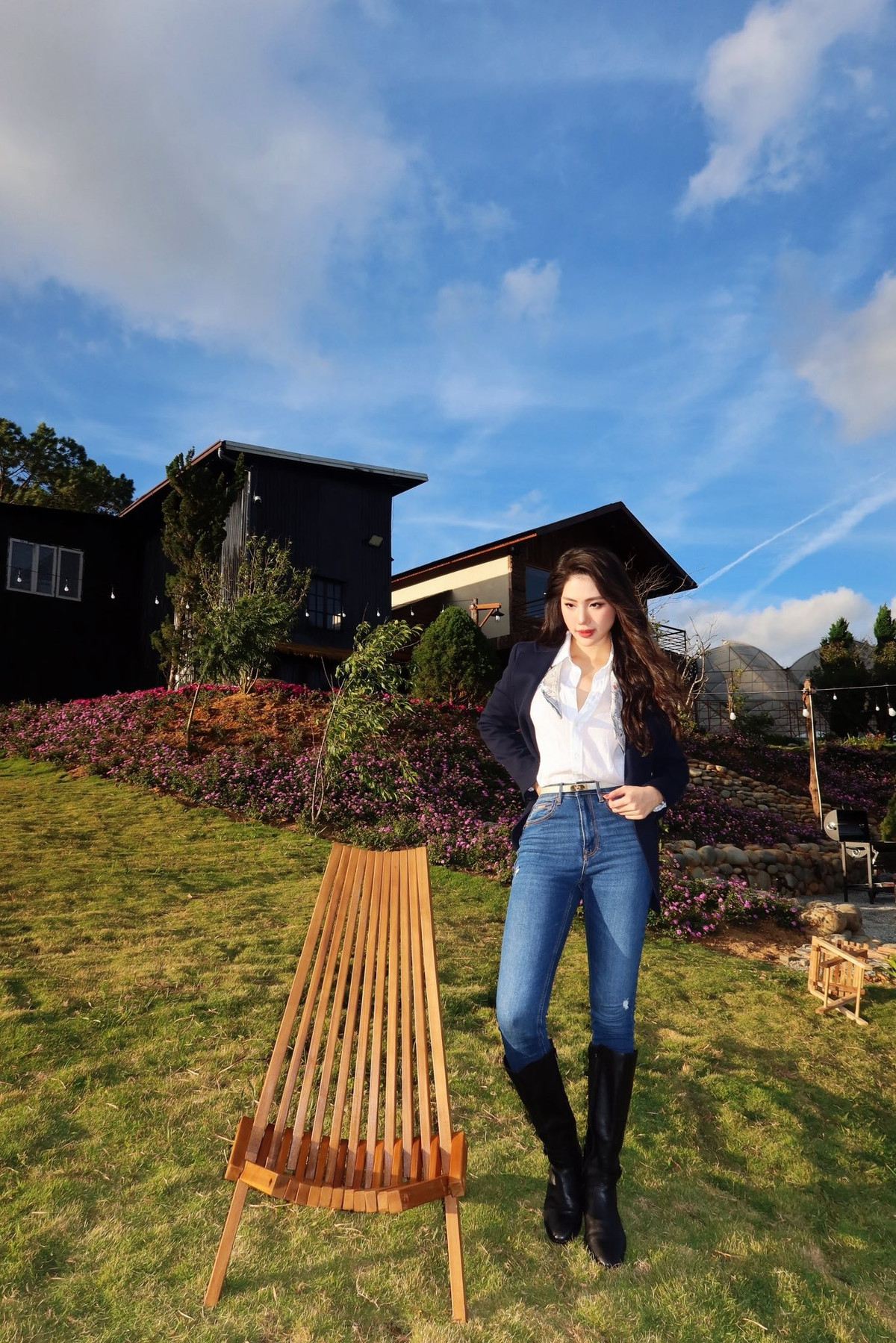 Bao quanh ngôi nhà là khu vườn xanh mướt đầy cỏ hoa, rau xanh. Ảnh: FB Bui Quynh Hoa