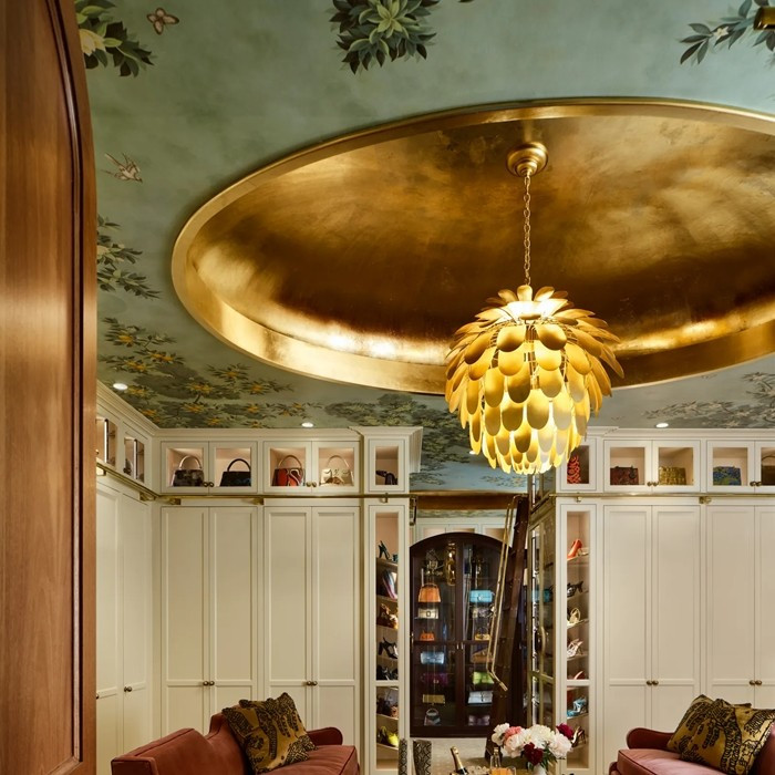 Trong năm 2026, đèn treo, đèn sàn và đèn tường có hình dáng điêu khắc đóng vai trò như những tác phẩm nghệ thuật chức năng, thường là điểm nhấn của toàn bộ căn phòng. Ảnh: Admiddleeast