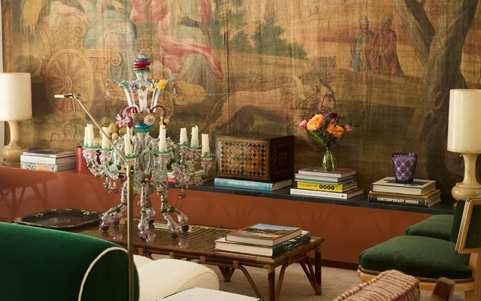 Các sản phẩm dệt may đang dần rời khỏi đồ nội thất và được sử dụng trên tường, mang đến sự mềm mại và câu chuyện cho không gian nội thất. Những tấm thảm dệt, tranh treo tường và các tấm vải trang trí thay thế tranh nghệ thuật truyền thống có khung, tạo thêm chiều sâu và sự ấm áp về âm thanh. Ảnh: Admiddleeast