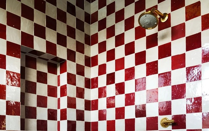 Gạch ốp lát ngày càng thể hiện cá tính riêng, với cách bố trí tùy chỉnh và lớp sơn thủ công tạo nét độc đáo cho nhà bếp, phòng tắm và lối vào. Ảnh: Admiddleeast