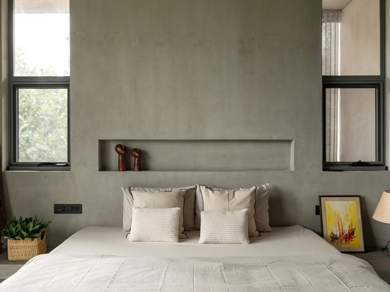 Các vật liệu tự nhiên tiếp tục chiếm ưu thế khi xu hướng thiết kế nội thất năm 2026 hướng đến việc mang lại cảm giác gần gũi và tĩnh lặng cho không gian sống. Đá, thạch cao, gỗ thô, vải lanh và các chất liệu đất sét được sử dụng rộng rãi. Ảnh: Admiddleeast