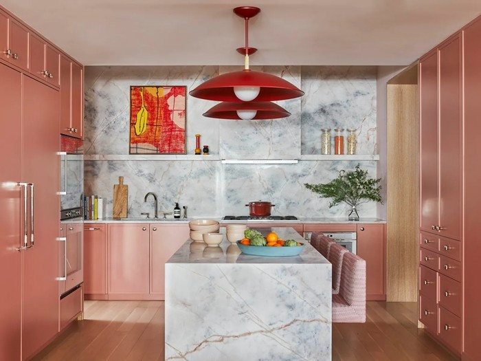 Sơn mờ chưa hoàn toàn biến mất nhưng sơn bóng đang dần chiếm ưu thế. Được sử dụng trên tủ, đồ nội thất và các vật dụng trang trí, lớp sơn bóng mang lại chiều sâu và độ phản chiếu. Ảnh: Admiddleeast