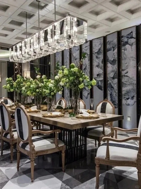 Bộ bàn ăn sang trọng, đậm chất hoàng gia. Ảnh: Weibo