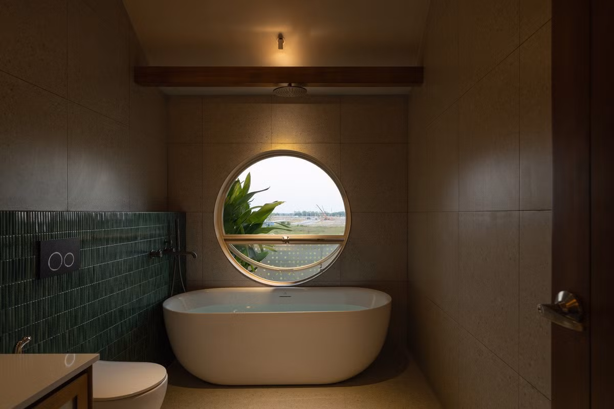 Phòng tắm hiện đại, có cửa sổ kết nối thiên nhiên. Ảnh: Quang Đạm