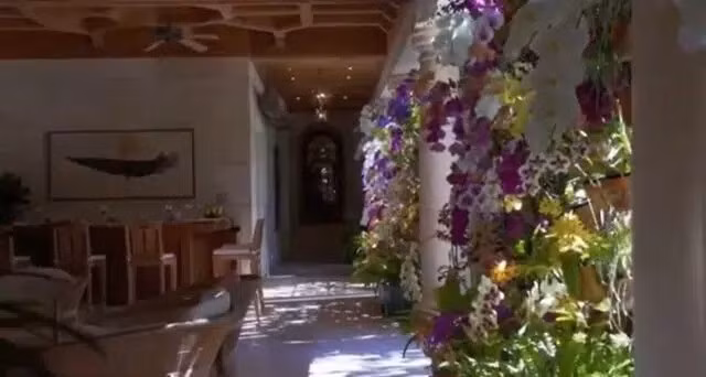 Khi hoa theo mùa nở, không gian dinh thự mang một vẻ đẹp kỳ diệu và riêng tư độc đáo. Ảnh: Engineering the Impossible