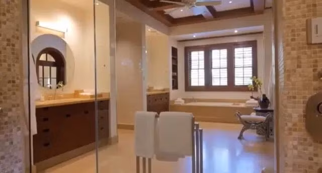 Phòng tắm chính thiết kế hiện đại và sang trọng, kết hợp đồ đạc và tiện nghi cao cấp. Ảnh: Engineering the Impossible