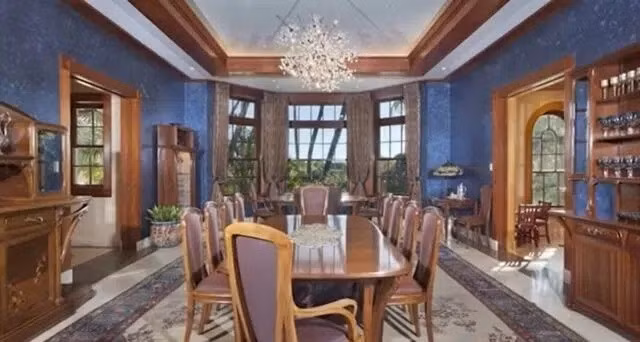 Phòng ăn liền kề phòng khách được bài trí đẹp mắt. Ảnh: Engineering the Impossible