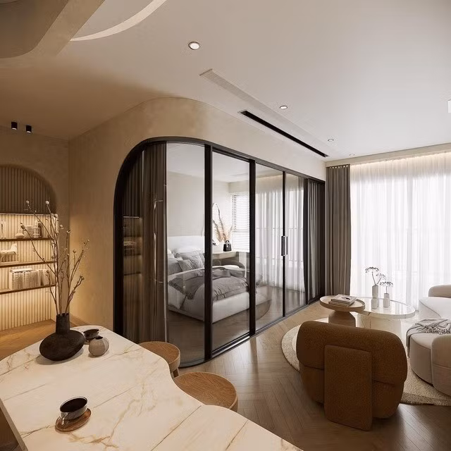 Cạnh phòng khách và bếp là một phòng ngủ sử dụng hệ cửa kính cùng rèm để tạo sự thông thoáng mà vẫn đảm bảo sự riêng tư. Ảnh: FBNV