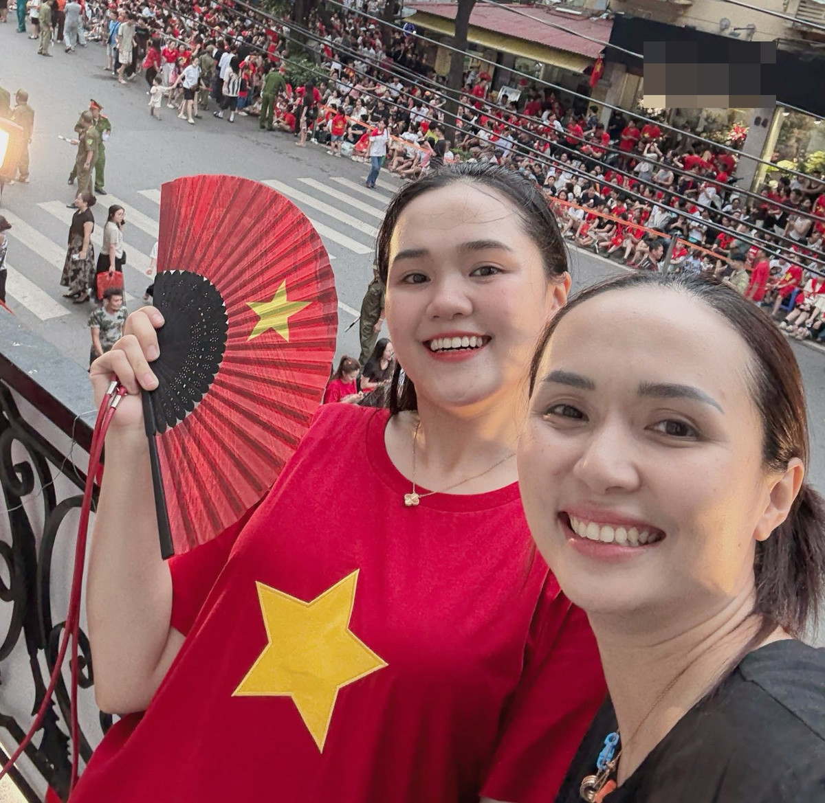 Từ tầng cao của ngôi nhà, hai nàng WAGs Huyền Mi (vợ Văn Quyết) và Quỳnh Anh (vợ Duy Mạnh) có thể ngắm trọn từng khoảnh khắc các đoàn đi qua trong vòng tay của nhân dân. Ảnh: FBNV
