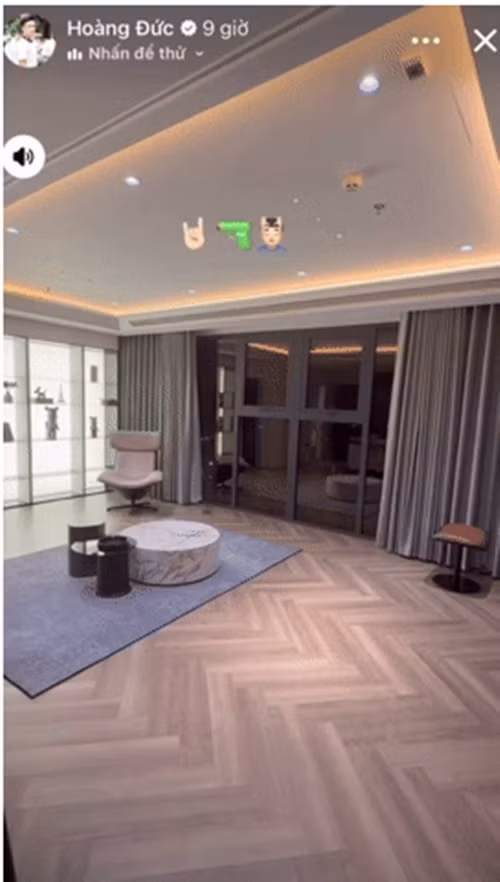 Sàn nhà lát gỗ xương cá cao cấp, trần lắp hệ thống đèn LED âm trần kết hợp viền đèn hắt ánh vàng, mang lại không gian thư giãn lý tưởng. Ảnh chụp màn hình