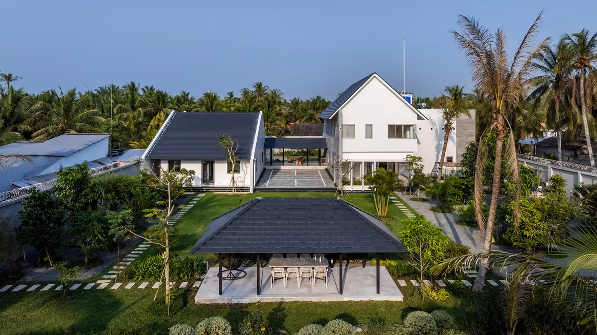 Điều đặc biệt là hai khối nhà kết nối nhẹ nhàng với nhau qua hành lang thoáng mát, một gian nhà ven hồ và những khoảng sân chung. Ảnh: Oki Hiroyuki