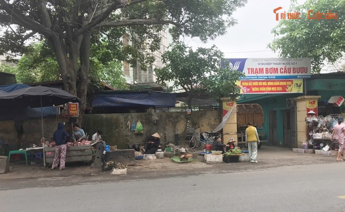 Trong ảnh, khu vực chợ cóc trên vỉa hè đường Phan Trọng Tuệ.