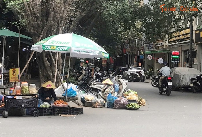 Người bán dựng sạp hàng bán hoa quả ngay lòng đường trong một khu đô thị ở xã Đại Thanh (Hà Nội) gây cản trở giao thông, ô nhiễm môi trường và mất mỹ quan đô thị.