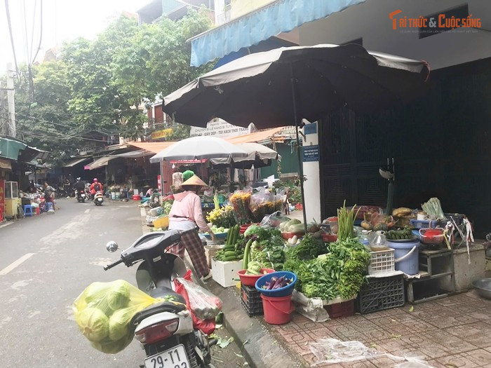 Mặt hàng chủ yếu bán tại đây là thực phẩm tươi sống (rau củ, thịt cá, hoa quả) được các tiểu thương nhỏ lẻ bày bán trực tiếp trên sạp tạm hoặc mẹt hàng ngay sát mép đường.