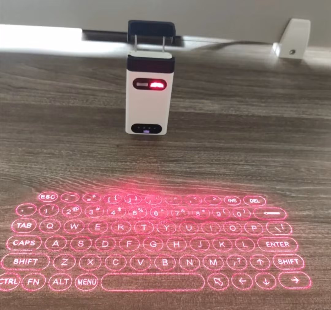 Bàn phím chiếu laser một thời từng được tung hô là món đồ công nghệ xịn đét của dân công sở. Nhưng thực tế, để gõ được, cần một mặt phẳng thật nhẵn, không quá tối cũng không quá sáng. Chưa kể, bàn phím hay bị giật lag, phím gõ sai liên tục. Ảnh: post.smzdm
