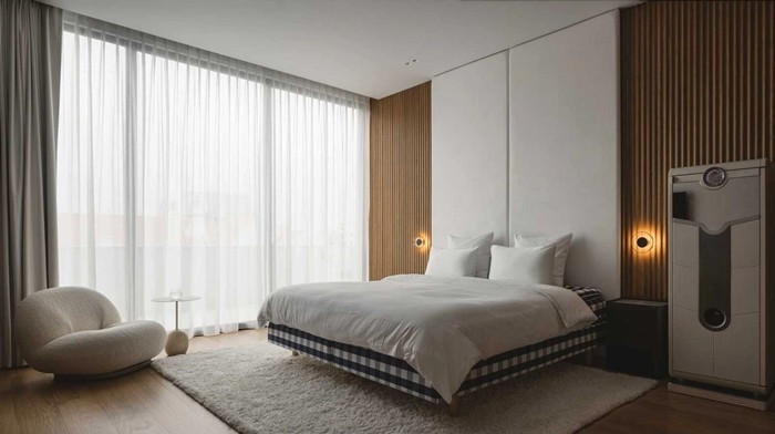 Phòng ngủ được bố trí tối giản, tối ưu ánh sáng tự nhiên. Ảnh: Archello