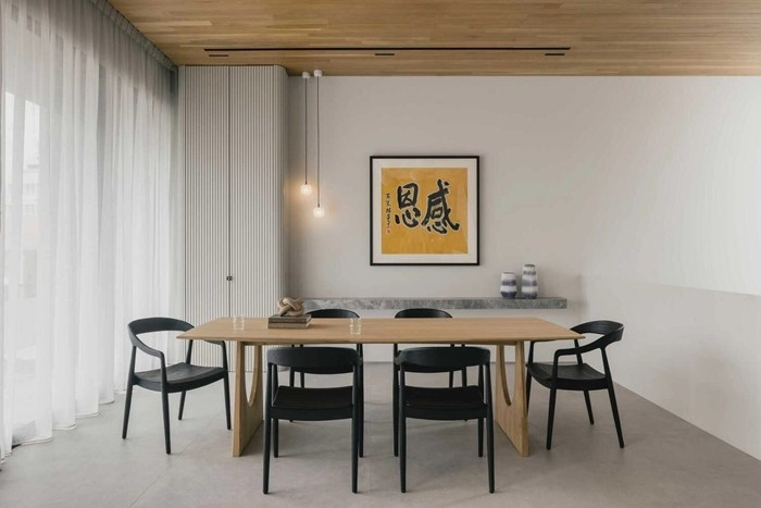 Bàn ăn đặt cạnh cửa kính lớn, tận dụng ánh sáng tự nhiên tối đa. Ảnh: Archello